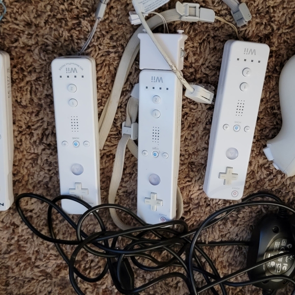 Wii console and games - Picture 3 of 8